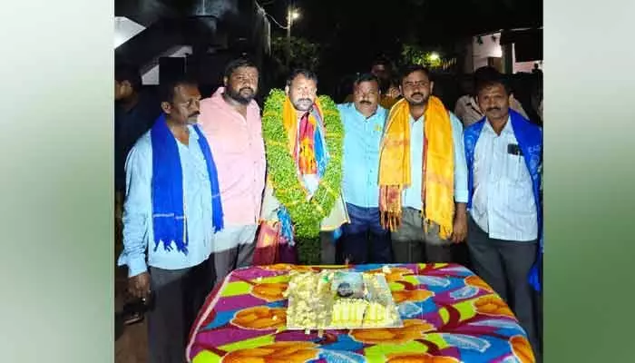 ఏ పార్టీ అయితే మాకేమి.. మా వాడే కదా ! ఏ పార్టీ అయితే మాకేమి.. మా వాడే కదా !