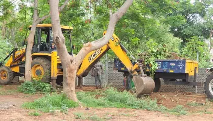 సాయి శ్రీ వెంచర్లో హైడ్రా కూల్చివేతలు సాయి శ్రీ వెంచర్లో హైడ్రా కూల్చివేతలు