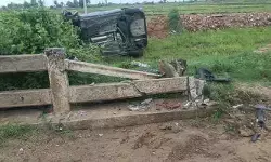 గేదెను తప్పించబోయి బోల్తా పడిన కారు.. తృటిలో తప్పిన ప్రమాదం గేదెను తప్పించబోయి బోల్తా పడిన కారు.. తృటిలో తప్పిన ప్రమాదం