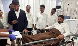 రోడ్డు ప్రమాదంలో ఎమ్మెల్సీ శంభీపూర్ రాజుకు గాయాలు రోడ్డు ప్రమాదంలో ఎమ్మెల్సీ శంభీపూర్ రాజుకు గాయాలు