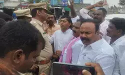 గూడెప్పాడ్ స్టేజి వద్ద ఉద్రిక్తత.. బీఆర్ఎస్ నేతల వాహనాలను ఆపిన పోలీసులు
