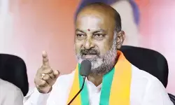 భయమంటే ఏంటో చూపిస్తాం.. ఒవైసీ సోదరులకు బండి సంజయ్ వార్నింగ్ భయమంటే ఏంటో చూపిస్తాం.. ఒవైసీ సోదరులకు బండి సంజయ్ వార్నింగ్
