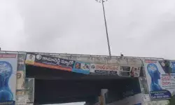 ప్రమాదపు అంచుల్లో ప్రచార బోర్డులు