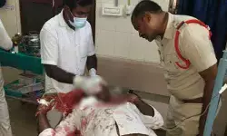 లారీ–బైక్ ఢీకొని వ్యక్తికి తీవ్ర గాయాలు లారీ–బైక్ ఢీకొని వ్యక్తికి తీవ్ర గాయాలు