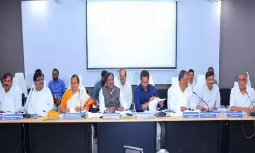 మేం మారమంతే! మంత్రి ముందే బట్టబయలైన అధికారుల నిర్లక్ష్యం