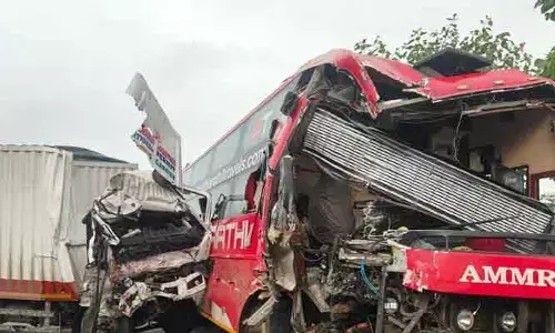 వోల్వో బస్సు, ట్రక్కు ఢీ.. ఒకరు మృతి ఇద్దరికి తీవ్ర గాయాలు