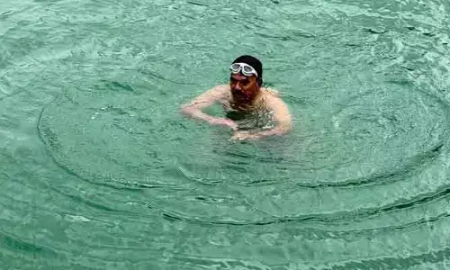 నిత్య వ్యాయామంతో సంపూర్ణ ఆరోగ్యం.. వ్యవసాయ బావిలో ఈత కొట్టిన మంత్రి