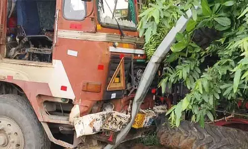 65 వ జాతీయ రహదారి పై కంటైనర్ బీభత్సం