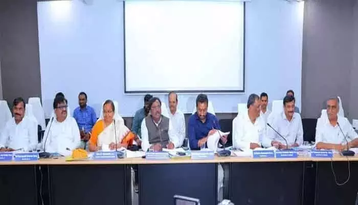 మేం మారమంతే! మంత్రి ముందే బట్టబయలైన అధికారుల నిర్లక్ష్యం మేం మారమంతే! మంత్రి ముందే బట్టబయలైన అధికారుల నిర్లక్ష్యం