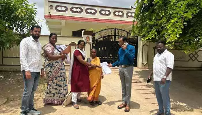ఓటర్ల జాబితా ఆధారంగానే ‘ఎస్ఐఆర్’ ఫారాల భర్తీ: తహసీల్దార్ రమేశ్ ఓటర్ల జాబితా ఆధారంగానే ‘ఎస్ఐఆర్’ ఫారాల భర్తీ: తహసీల్దార్ రమేశ్