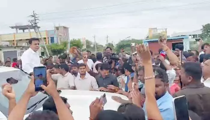 కన్నెపల్లి పంప్హౌస్ సందర్శన ఉద్రిక్తం.. KTR కాన్వాయ్ను అడ్డుకున్న పోలీసులు కన్నెపల్లి పంప్హౌస్ సందర్శన ఉద్రిక్తం.. KTR కాన్వాయ్ను అడ్డుకున్న పోలీసులు