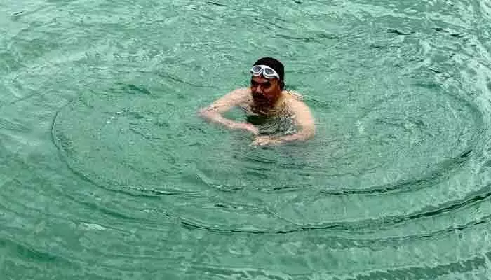 నిత్య వ్యాయామంతో సంపూర్ణ ఆరోగ్యం.. వ్యవసాయ బావిలో ఈత కొట్టిన మంత్రి నిత్య వ్యాయామంతో సంపూర్ణ ఆరోగ్యం.. వ్యవసాయ బావిలో ఈత కొట్టిన మంత్రి