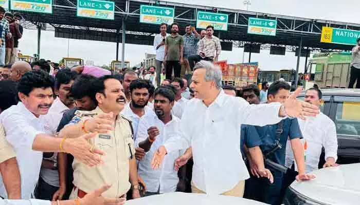 కోమల్ల టోల్గేట్ వద్ద కేటీఆర్ కాన్వాయ్ను అడ్డుకున్న పోలీసులు కోమల్ల టోల్గేట్ వద్ద కేటీఆర్ కాన్వాయ్ను అడ్డుకున్న పోలీసులు