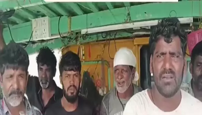 9 మంది జాలర్లు సేఫ్.. ఒడిశా తీరంలో చిక్కుకున్న మరో బోటు: సహాయక చర్యలు ముమ్మరం 9 మంది జాలర్లు సేఫ్.. ఒడిశా తీరంలో చిక్కుకున్న మరో బోటు: సహాయక చర్యలు ముమ్మరం