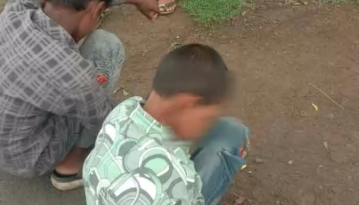 హాస్టల్ నుంచి విద్యార్థుల పరార్.. భద్రతా చర్యల పై తల్లిదండ్రుల ఆందోళన హాస్టల్ నుంచి విద్యార్థుల పరార్.. భద్రతా చర్యల పై తల్లిదండ్రుల ఆందోళన