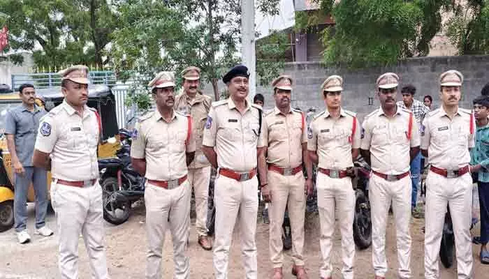 శాంతిభద్రతల పరిరక్షణ, నేరాల నియంత్రణే లక్ష్యం.. హుజూర్నగర్లో భారీ కార్డెన్ సెర్చ్! శాంతిభద్రతల పరిరక్షణ, నేరాల నియంత్రణే లక్ష్యం.. హుజూర్నగర్లో భారీ కార్డెన్ సెర్చ్!