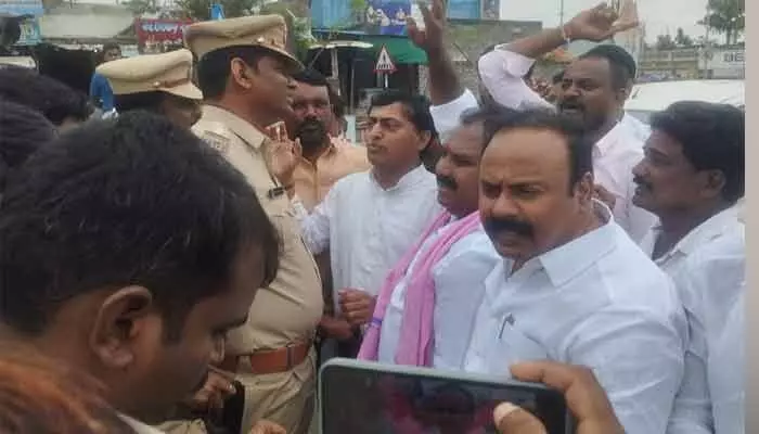 గూడెప్పాడ్ స్టేజి వద్ద ఉద్రిక్తత.. బీఆర్ఎస్ నేతల వాహనాలను ఆపిన పోలీసులు గూడెప్పాడ్ స్టేజి వద్ద ఉద్రిక్తత.. బీఆర్ఎస్ నేతల వాహనాలను ఆపిన పోలీసులు