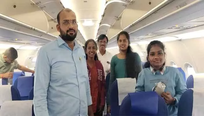 పేద విద్యార్థులను ప్రోత్సహించేందుకే ఉచిత విమానయానం... పేద విద్యార్థులను ప్రోత్సహించేందుకే ఉచిత విమానయానం...