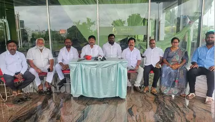 షోకాజ్ నోటీసుకు భయపడేది లేదు : మాజీ సర్పంచ్ బేరి ఈశ్వర్ షోకాజ్ నోటీసుకు భయపడేది లేదు : మాజీ సర్పంచ్ బేరి ఈశ్వర్