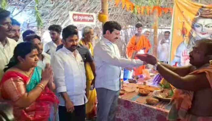 తల్లాడ మండలంలో మంత్రి పొంగులేటి విస్తృత పర్యటన తల్లాడ మండలంలో మంత్రి పొంగులేటి విస్తృత పర్యటన