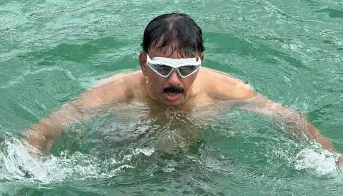 వ్యవసాయ బావిలో ఈత కొట్టిన మంత్రి జూపల్లి.. వ్యవసాయ బావిలో ఈత కొట్టిన మంత్రి జూపల్లి..
