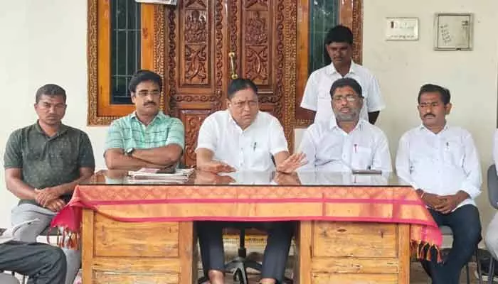 అప్పులు పెరుగుతున్నా హామీలు అమలు కావడం లేదు : మాజీ ఎమ్మెల్యే అప్పులు పెరుగుతున్నా హామీలు అమలు కావడం లేదు : మాజీ ఎమ్మెల్యే
