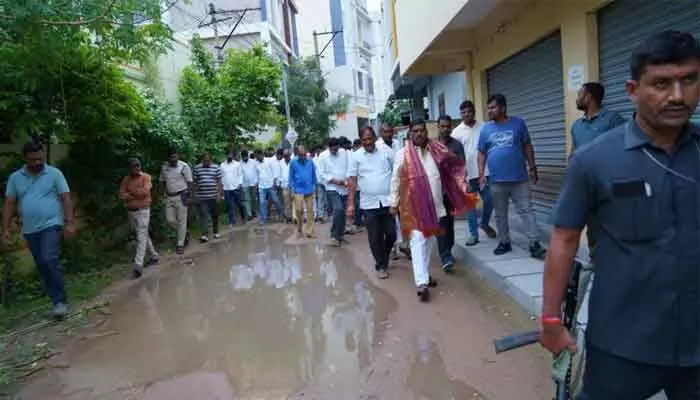 అమీన్ పూర్ లో పలు కాలనీల్లో పర్యటించిన ఎమ్మెల్యే మహిపాల్ రెడ్డి అమీన్ పూర్ లో పలు కాలనీల్లో పర్యటించిన ఎమ్మెల్యే మహిపాల్ రెడ్డి