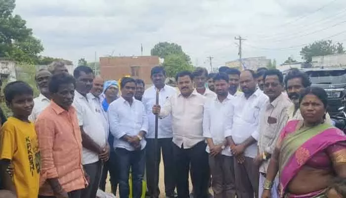 అండర్ డ్రైనేజ్ పనులను ప్రారంభించిన మాజీ ఎంపీపీ.. అండర్ డ్రైనేజ్ పనులను ప్రారంభించిన మాజీ ఎంపీపీ..
