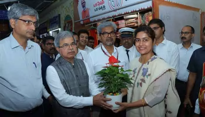 కాజీపేట్ లోని రైల్ మ్యానుఫ్యాక్చరింగ్ యూనిట్ ను తనిఖీ చేసిన రైల్వే బోర్డు చైర్మన్ కాజీపేట్ లోని రైల్ మ్యానుఫ్యాక్చరింగ్ యూనిట్ ను తనిఖీ చేసిన రైల్వే బోర్డు చైర్మన్