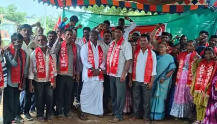 టీయూసీఐలో చేరిన పెంకు కార్మికులు టీయూసీఐలో చేరిన పెంకు కార్మికులు