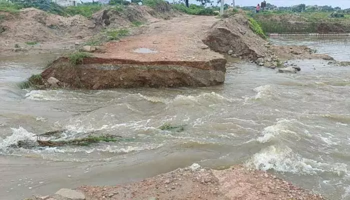 పెద్దగడ్డ వాగు ఉధృతి .. 20 గ్రామాలకు రాకపోకల బంద్ పెద్దగడ్డ వాగు ఉధృతి .. 20 గ్రామాలకు రాకపోకల బంద్