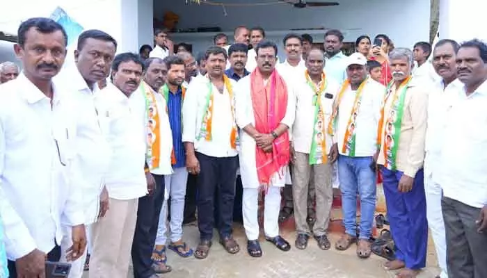 కాంగ్రెస్లోకి పలువురి చేరికలు.. కాంగ్రెస్లోకి పలువురి చేరికలు..