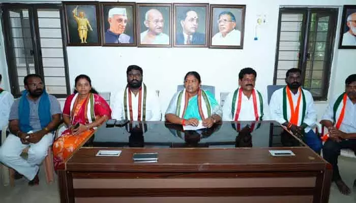 బీఆర్ఎస్ నాయకులను ప్రజలు ఇక నమ్మరు : మంత్రి సీతక్క బీఆర్ఎస్ నాయకులను ప్రజలు ఇక నమ్మరు : మంత్రి సీతక్క