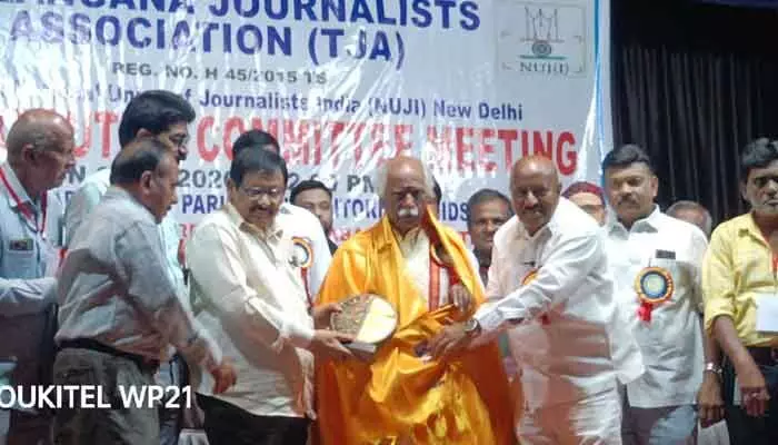 జర్నలిస్టులకు పింఛన్, ఇళ్లు ఎంతో అవసరం: హర్యానా మాజీ గవర్నర్ జర్నలిస్టులకు పింఛన్, ఇళ్లు ఎంతో అవసరం: హర్యానా మాజీ గవర్నర్