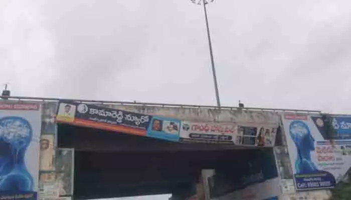 ప్రమాదపు అంచుల్లో ప్రచార బోర్డులు ప్రమాదపు అంచుల్లో ప్రచార బోర్డులు
