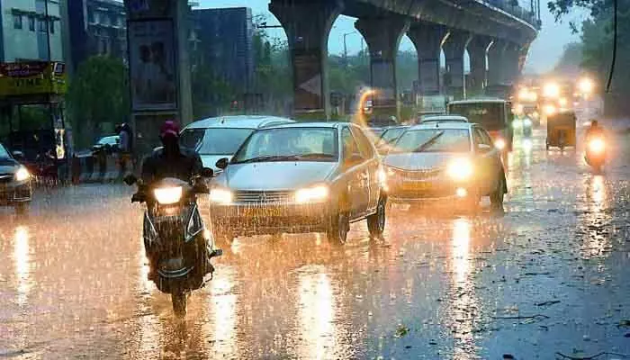 హైదరాబాద్ను వణికిస్తోన్న చలిగాలులు.. మూడురోజులు ఈ జిల్లాల్లో వర్షాలు హైదరాబాద్ను వణికిస్తోన్న చలిగాలులు.. మూడురోజులు ఈ జిల్లాల్లో వర్షాలు