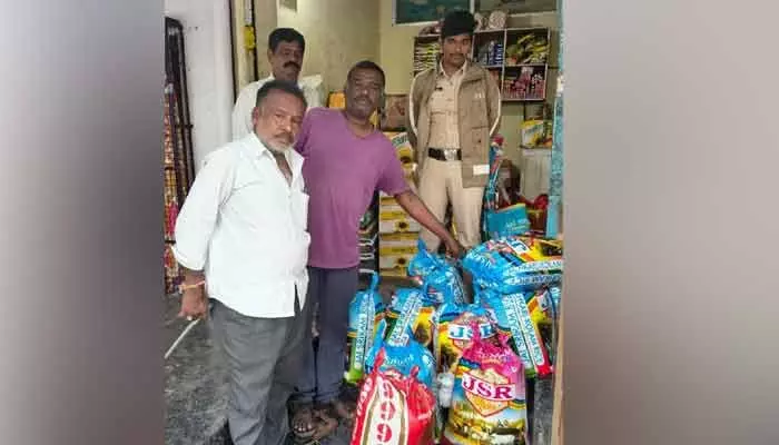 హుజూరాబాద్లో అక్రమ రేషన్ బియ్యం స్వాధీనం హుజూరాబాద్లో అక్రమ రేషన్ బియ్యం స్వాధీనం