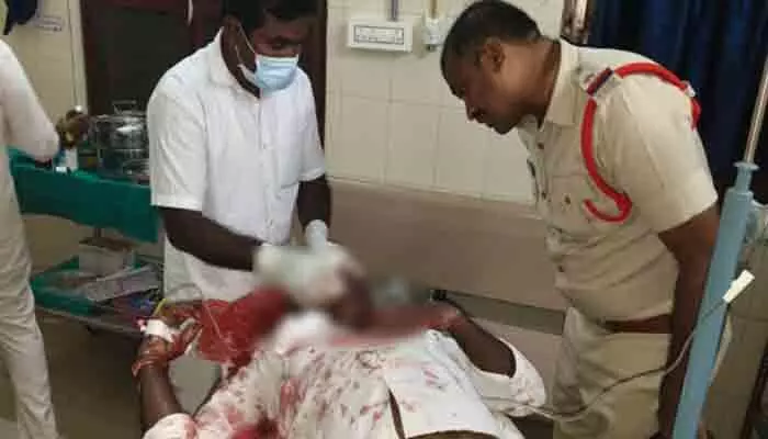 లారీ–బైక్ ఢీకొని వ్యక్తికి తీవ్ర గాయాలు లారీ–బైక్ ఢీకొని వ్యక్తికి తీవ్ర గాయాలు