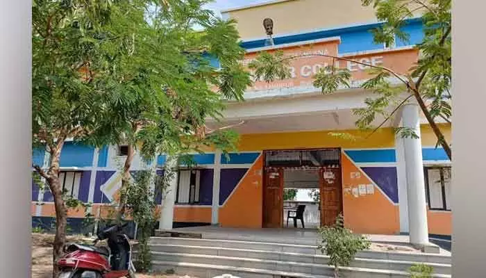 గుండారం ప్రభుత్వ జూనియర్ కళాశాలలో డీఐఈవో విచారణ గుండారం ప్రభుత్వ జూనియర్ కళాశాలలో డీఐఈవో విచారణ