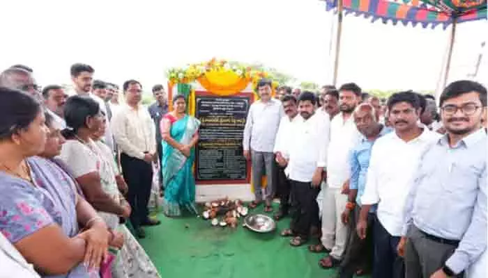 ప్రజా ప్రభుత్వంలో సంక్షేమం - అభివృద్ధి రెండింటికీ సమ ప్రాధాన్యత ప్రజా ప్రభుత్వంలో సంక్షేమం - అభివృద్ధి రెండింటికీ సమ ప్రాధాన్యత