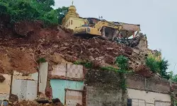 నేలమట్టమైన శతాబ్ది కాలం నాటి ఆలయం..