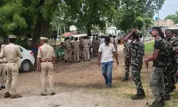 ఎమ్మెల్యే పర్యటనలో భారీ బందోబస్తు ఎమ్మెల్యే పర్యటనలో భారీ బందోబస్తు