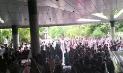 సంగారెడ్డి కలెక్టరేట్ లో ఉద్రిక్తత సంగారెడ్డి కలెక్టరేట్ లో ఉద్రిక్తత