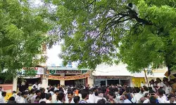 విత్తన బ్యాగులు ఇస్తారు.. కాలాన్ని తిరిగి ఇస్తారా..!
