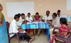 సర్ అంతా గందరగోళం.. ఫారాలు నింపడానికి ప్రజలకు తప్పని తిప్పలు సర్ అంతా గందరగోళం.. ఫారాలు నింపడానికి ప్రజలకు తప్పని తిప్పలు