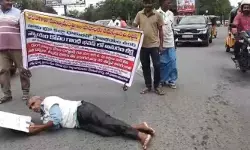 పోలీసుల అవినీతి అంతం కావాలంటూ పొర్లు దండాలతో నిరసన