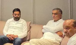 శంభీపూర్ రాజును పరామర్శిస్తున్న హరీష్ రావు