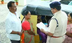 ఆటో వద్దకే వెళ్లి సమస్య తెలుసుకున్న జిల్లా ఎస్పీ.. ఆటో వద్దకే వెళ్లి సమస్య తెలుసుకున్న జిల్లా ఎస్పీ..
