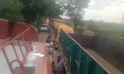 ఊటూర్ రోడ్డులో ట్రాఫిక్ జామ్ ఊటూర్ రోడ్డులో ట్రాఫిక్ జామ్