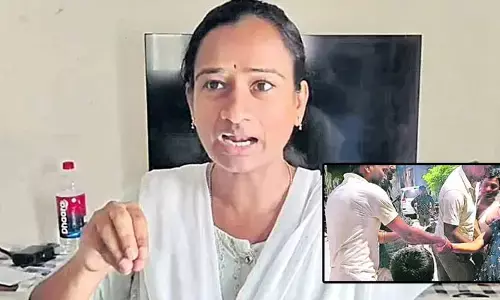 తెలంగాణ జర్నలిస్ట్ కేవీఆర్ భార్యపై కేసు.. పోలీసుల విధులకు ఆటంకం కలిగించారని జీరో ఎఫ్ఐఆర్